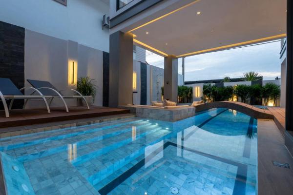 Pool Villa with 5 bedrooms near Jomtien, in Thepprasit