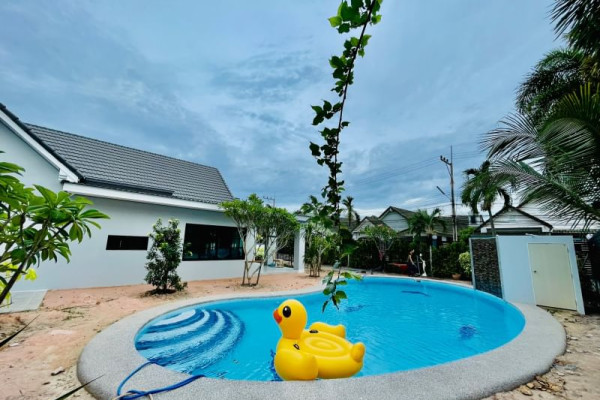 Modern style 5 bedrooms Pool Villa at Mabprachan Lake