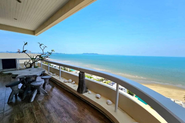 Chomtalay Resort. Stunning 3 bedrooms Duplex right on Na-Jomtien Beach