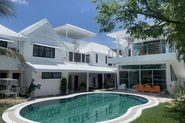 Pool villa with 6 bedrooms. Phoenix Gold Golf club. Year contract