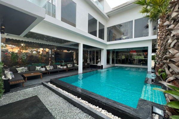 Spacious 8-bedroom villa with an excellent location. Green residence village