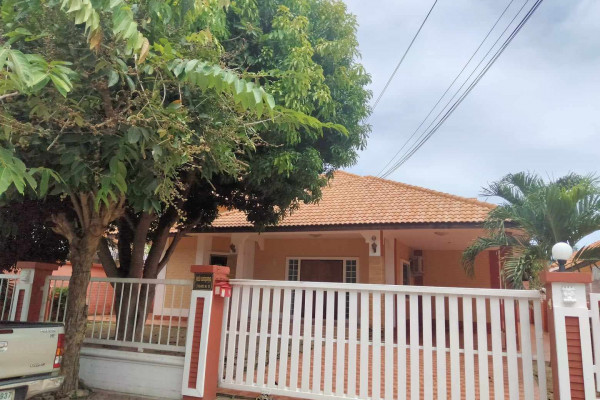 3 bedrooms house in a peaceful location with easy access to Jomtien. T.W Palm Resort Villa. Year contract