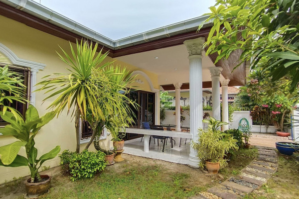 Eakmongkol Village 1. House with 3 bedrooms in a cozy village about 1 km from the sea