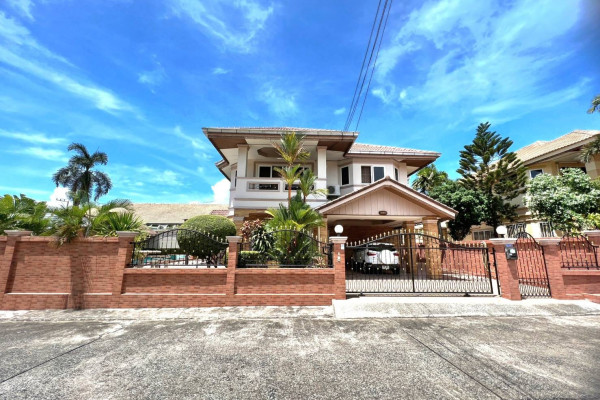 The Royal Park Hill. Pool Villa with 4 bedrooms. East Pattaya
