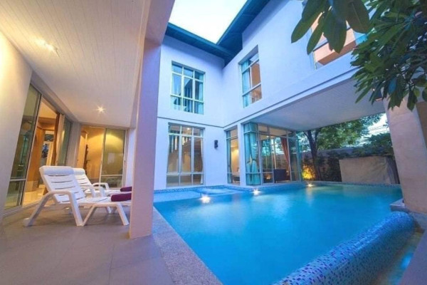 Nagawari village. 5 bedrooms Pool villa in Na Jomtien