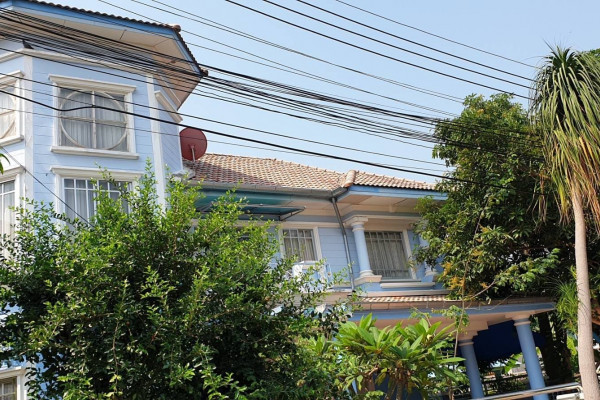 Park Avenue Village. 5 bedrooms 2 storey detached house