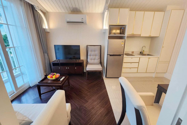 Grand Florida Beachfront Condo Resort. 1 bedroom in complex type resort. Year contract