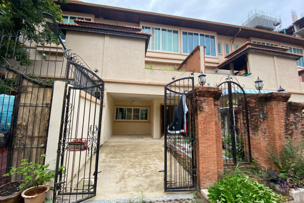 3-story 3 bedrooms townhome, soi Kasetsin 1