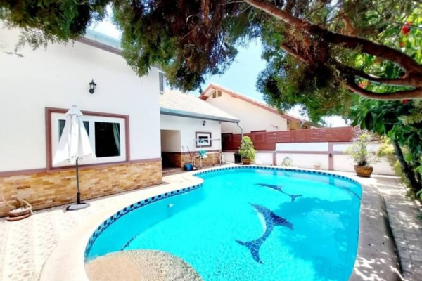 Love and cozy 4 bedrooms Pool House. Chaiyapruek 2. Year contract