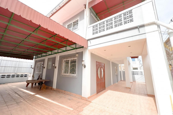 2-story 3 bedrooms detached house, Central Pattaya, city center. Year contract