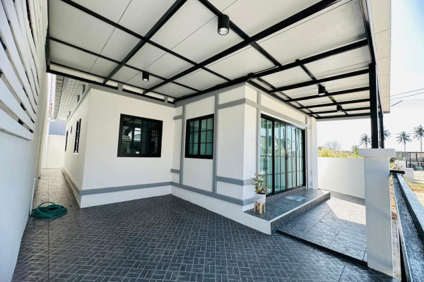 Rattanakorn Village 27. Single corner house, 2 bedrooms. Takhian Tia, near Sukhumvit. Urgent!!