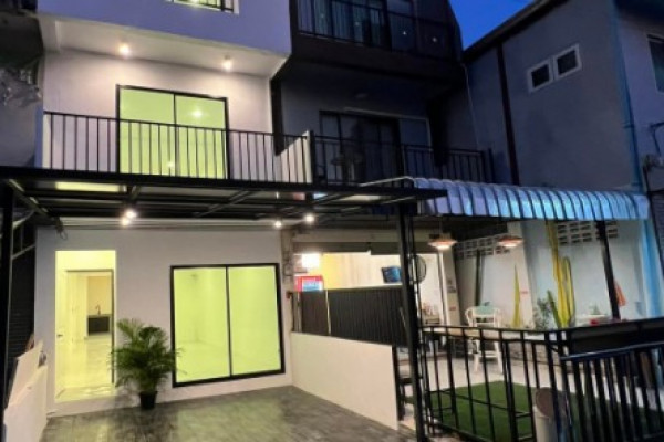 Commercial building, 3 and a half floors. Na Kluea zone