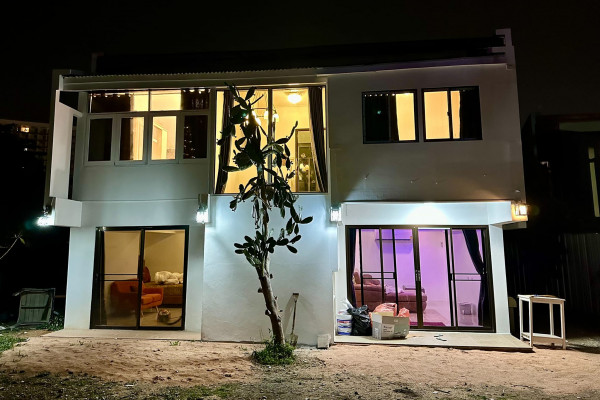 2-story 4 bedrooms house just 150 meters from the beach. Year contract