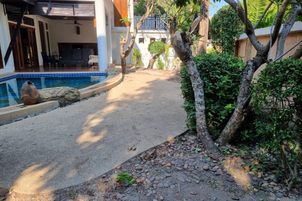 Dharawadi  village. 4 bedrooms house with swimming pool in Na Jomtien. Year contract